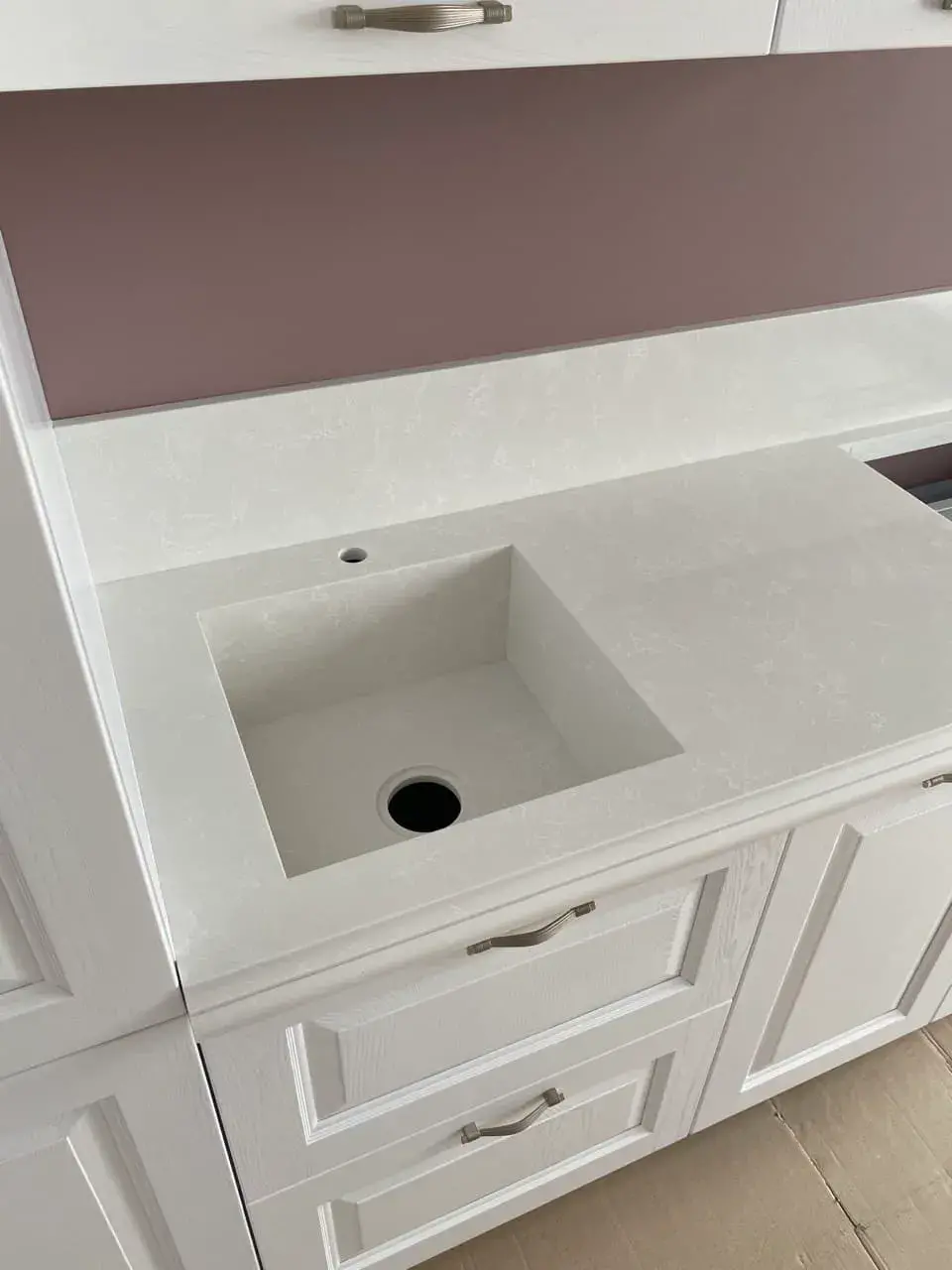 Столешницы из камня с интегрированной мойкой — элегантная комбинация для кухни и ванной